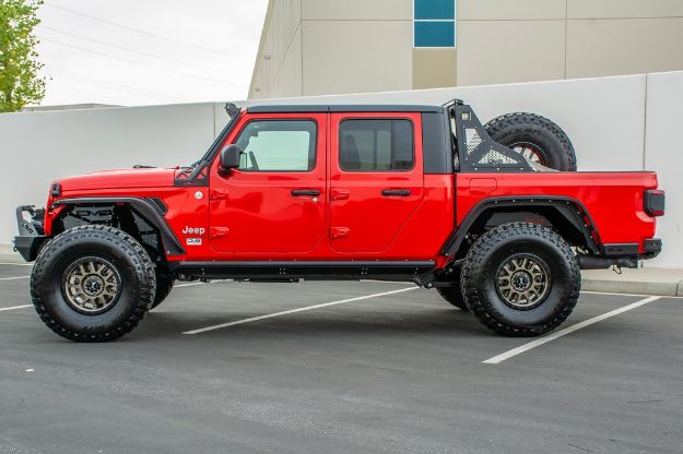 Picture of Gladiator Side Step For 19-Current Jeep Gladiator JT Bolt On Side Step DV8 Offroad
